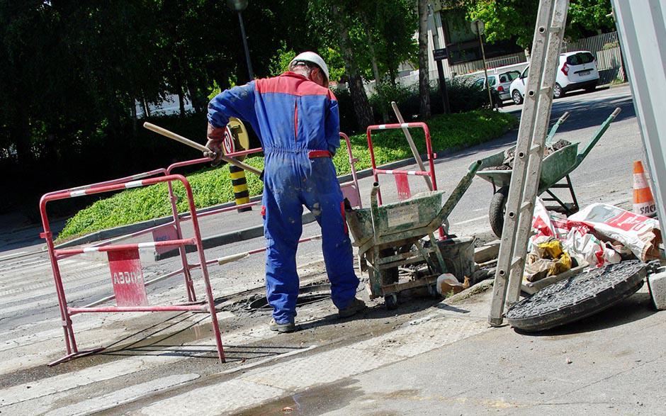 comment déboucher un wc avec une bouteille Paris 1